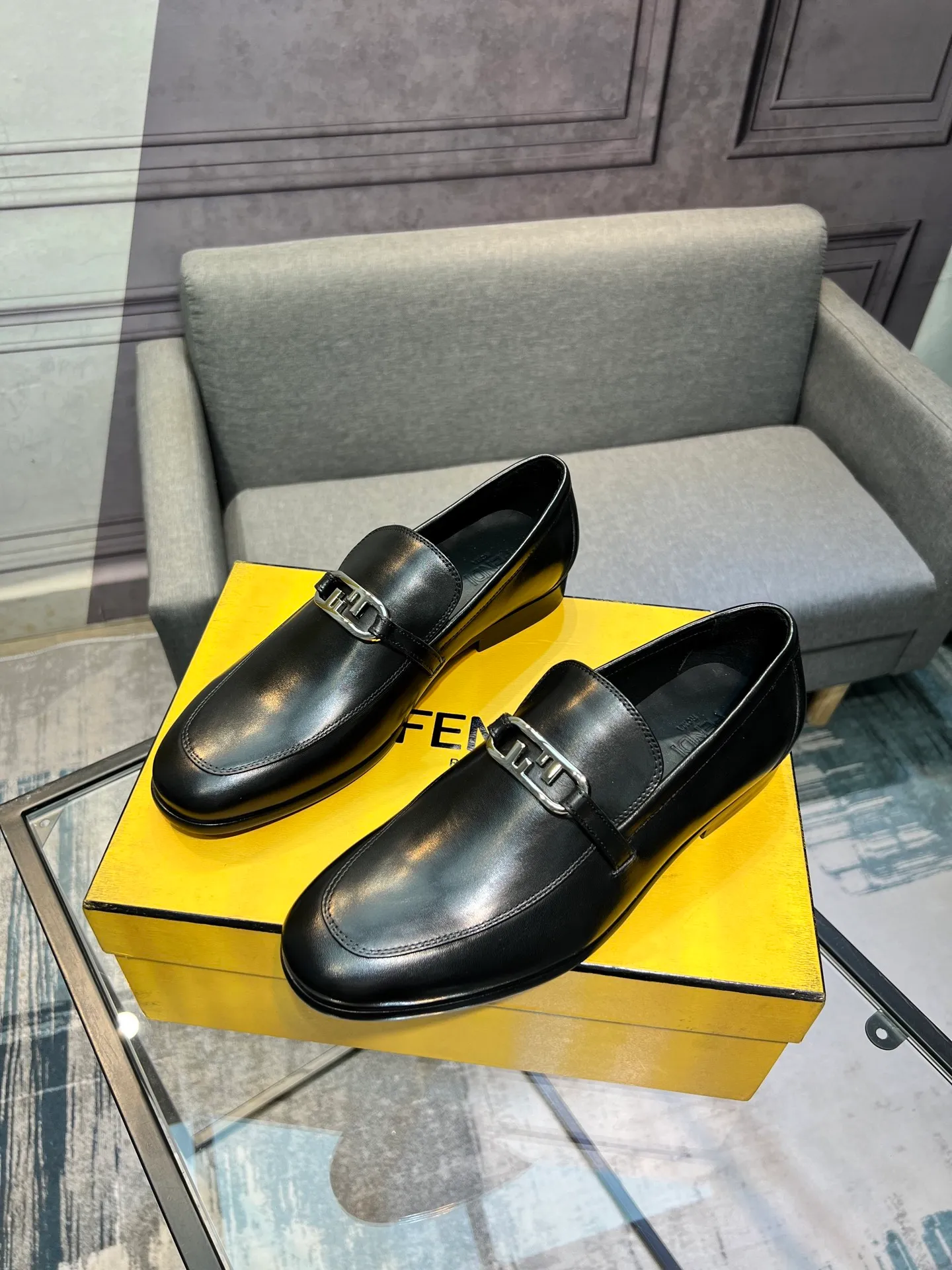 Men's shoes 💰940 [FENDI] Fendi men's business casual leather shoes imported brand cloth/calf leather/open edge beads/brand logo printing -Inner lining: comfortable cowhide lining -Outsole: genuine leather outsole with rubber backing embedded in the heel, perfect injection molding -Super high quality control·Fine workmanship: highlighted (high-end·luxury·grade) -Size: 39-44.38.45.46 Customized, non-returnable
